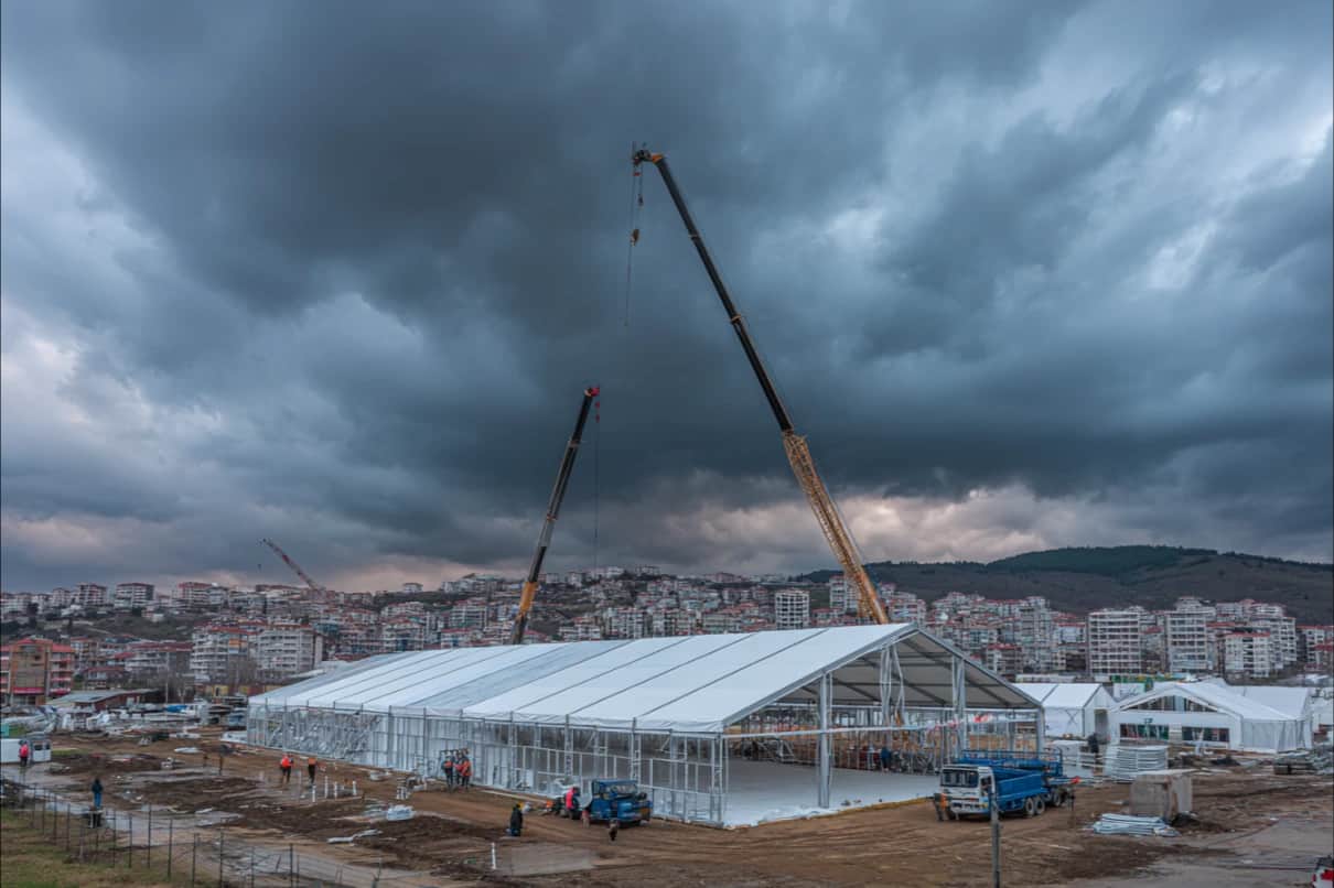 Trabzon'da yamaç yerleşiminin önünde iki vinçle kurulan geniş açıklıklı çadır
