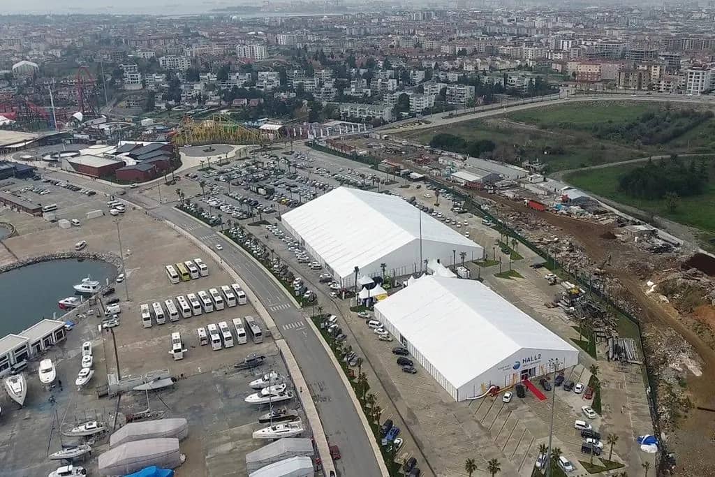 Havadan liman: rıhtım boyunca uzanan beyaz fuar çadırları
