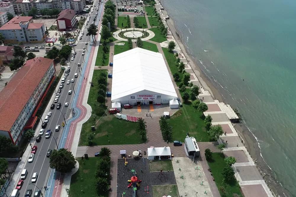 Havadan sahil şeridinde kurulmuş beyaz fuar çadırı