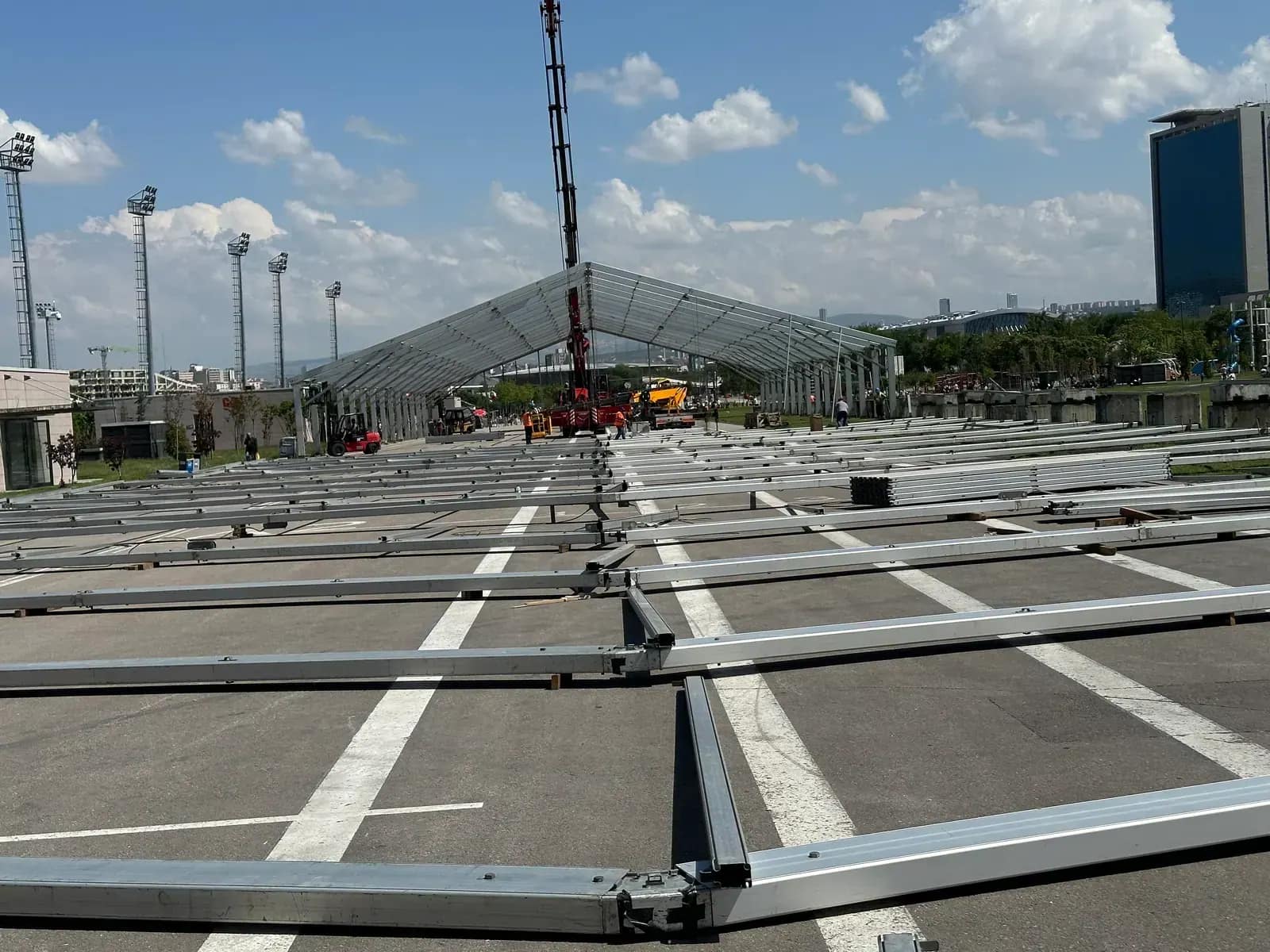 Asfalt zemine serilen çadır podyumunun karkası ve kurulum vinci