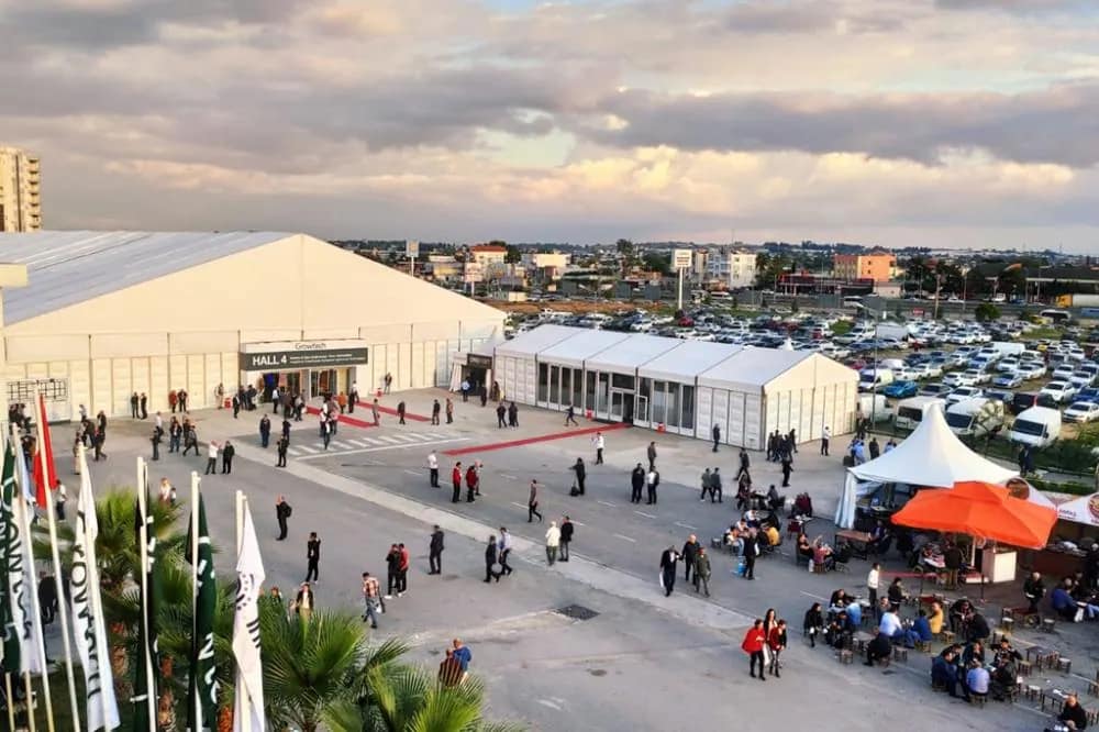 Havadan Growtech fuar alanı: giriş önünde toplanan ziyaretçiler ve beyaz çadır sıraları