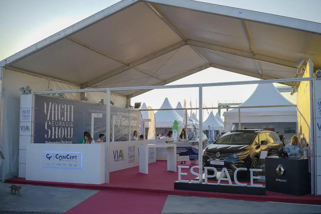 Yacht Show çadırında sergi standı ve kırmızı halı kaplı koridor
