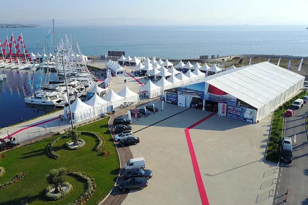 Havadan marina: pagoda çadırları, büyük fuar çadırı ve kırmızı halı yol