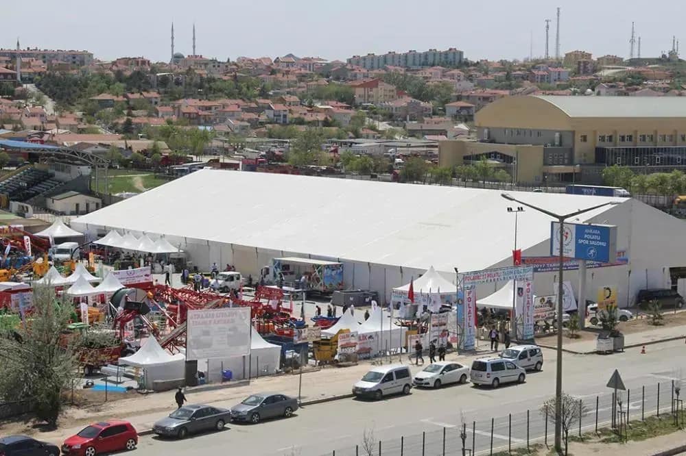 Havadan tarım fuarı alanı: geniş beyaz çadır ve sergilenen makineler