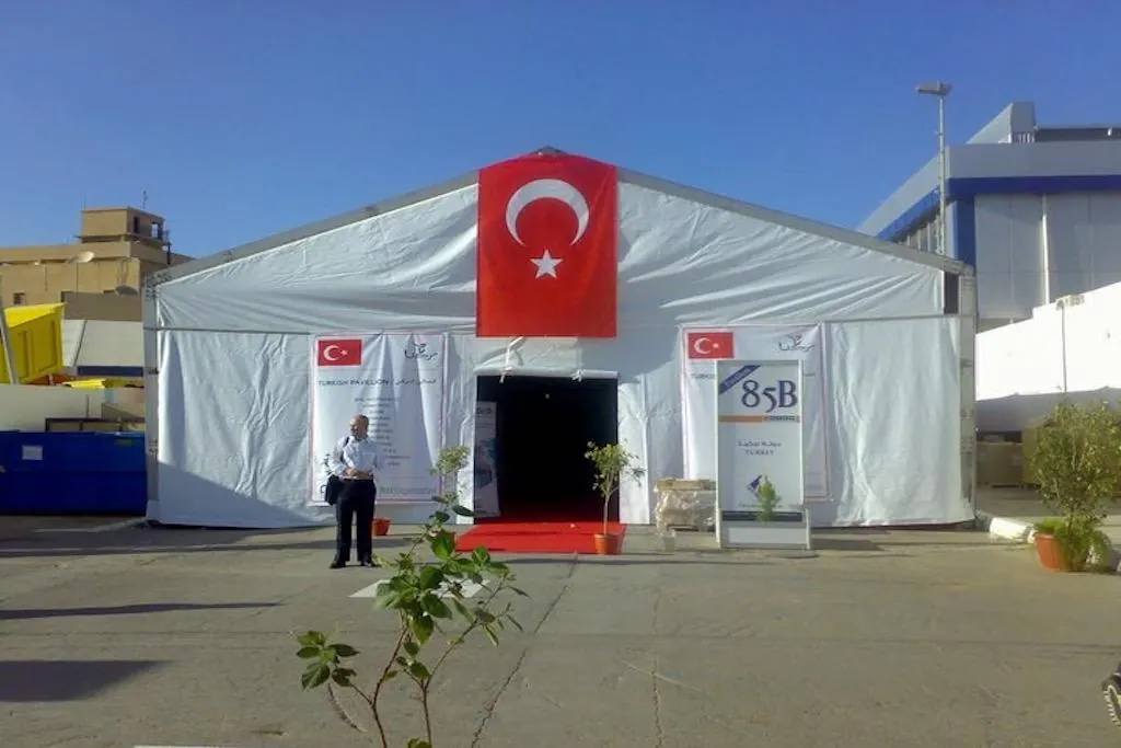 Fuar çadırının bayraklarla süslenmiş giriş cephesi