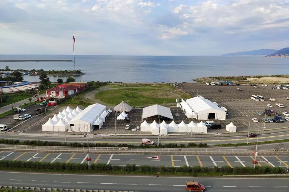Havadan deniz kenarında kurulmuş kermes çadırları