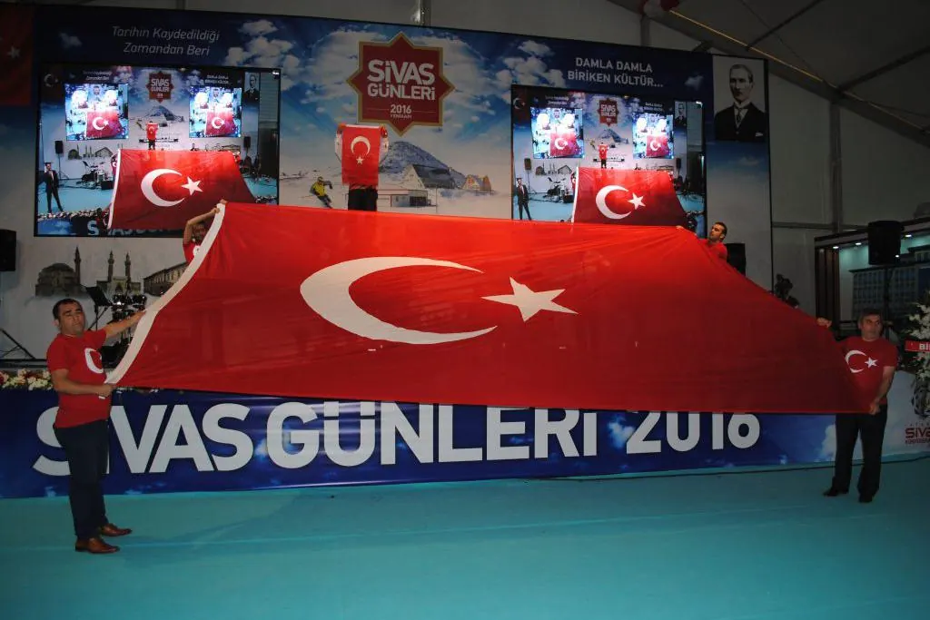 Etkinlik sahnesinde açılan dev Türk bayrağı ve arkadaki ekran