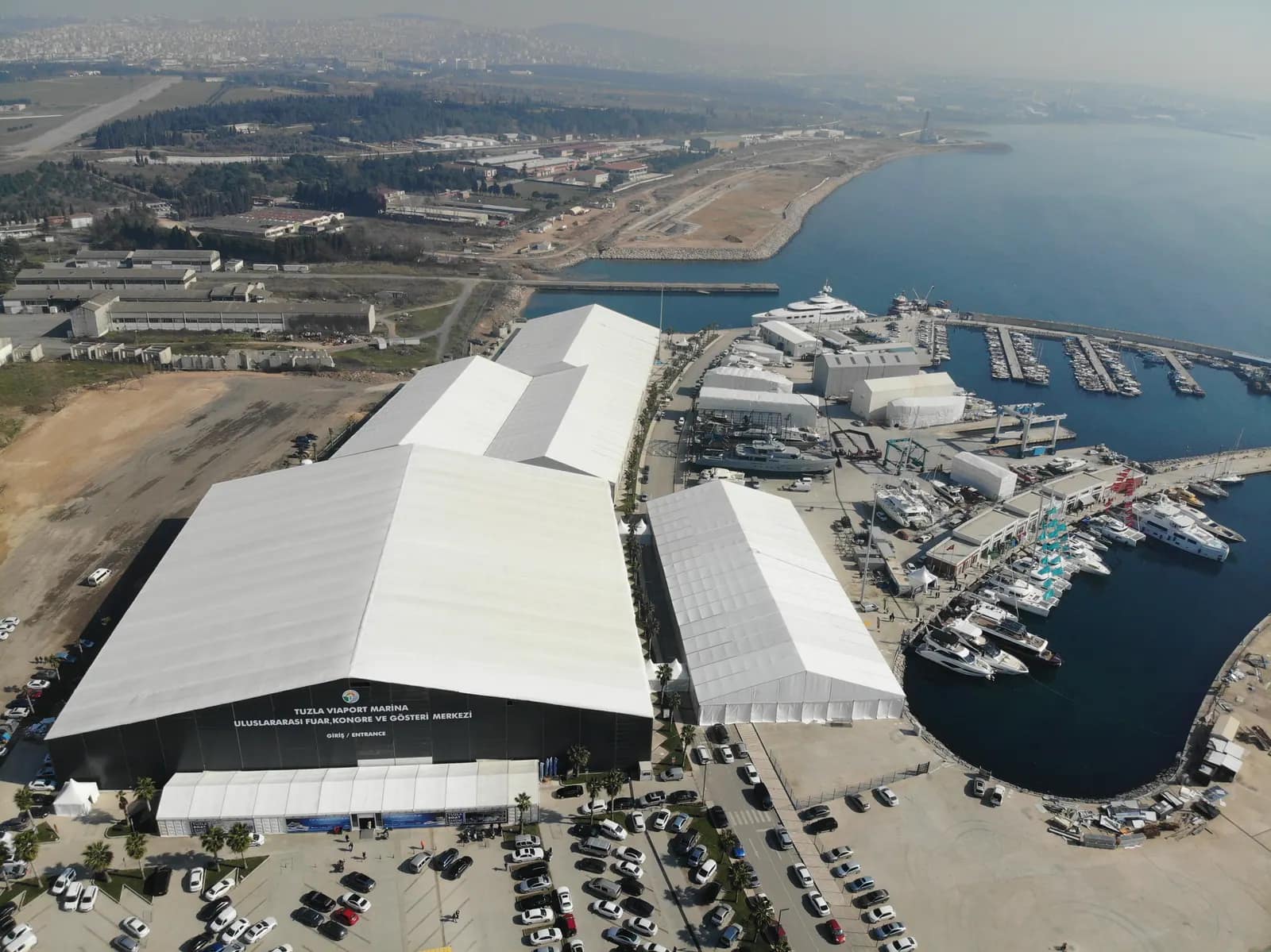 Havadan marina ve rıhtım boyunca uzanan beyaz fuar çadırı