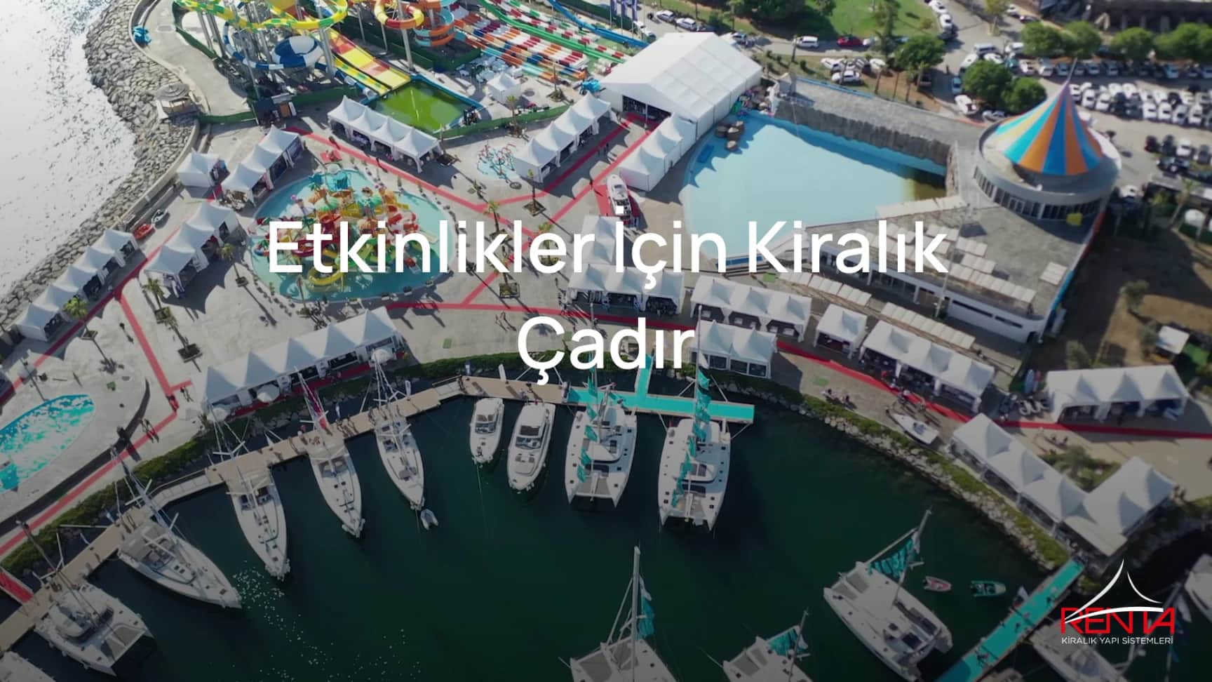 Marina ve havuz kompleksi çevresinde sıralanmış çok sayıda beyaz pagoda ve etkinlik çadırı
