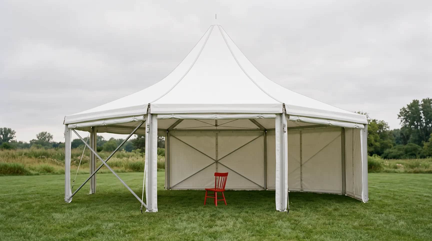 Tek bir 5x5 metre pagoda çadırı, piramit çatısı ve yüksek tepe noktası alçak açıdan