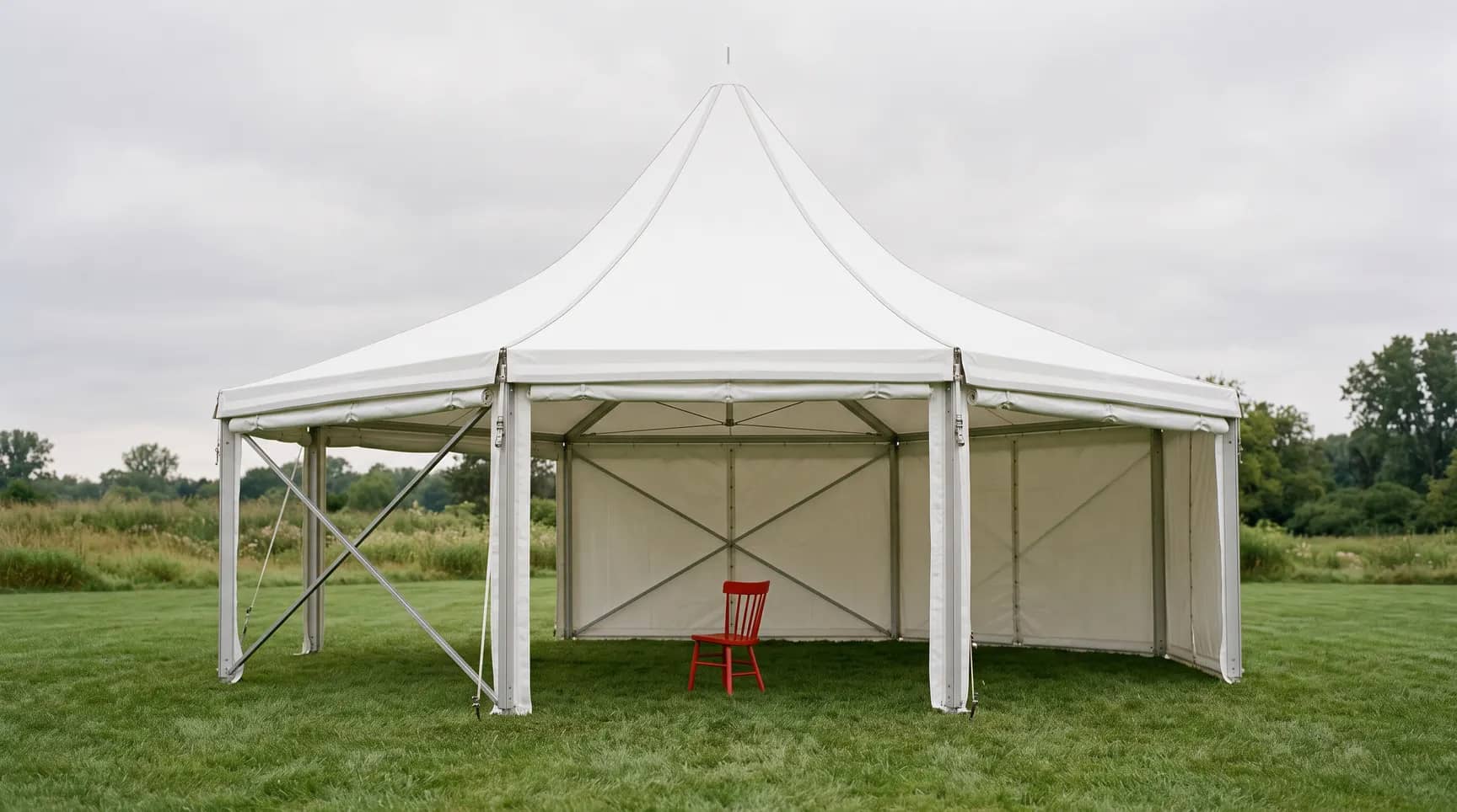 Tek bir 5x5 metre pagoda çadırı, piramit çatısı ve yüksek tepe noktası alçak açıdan
