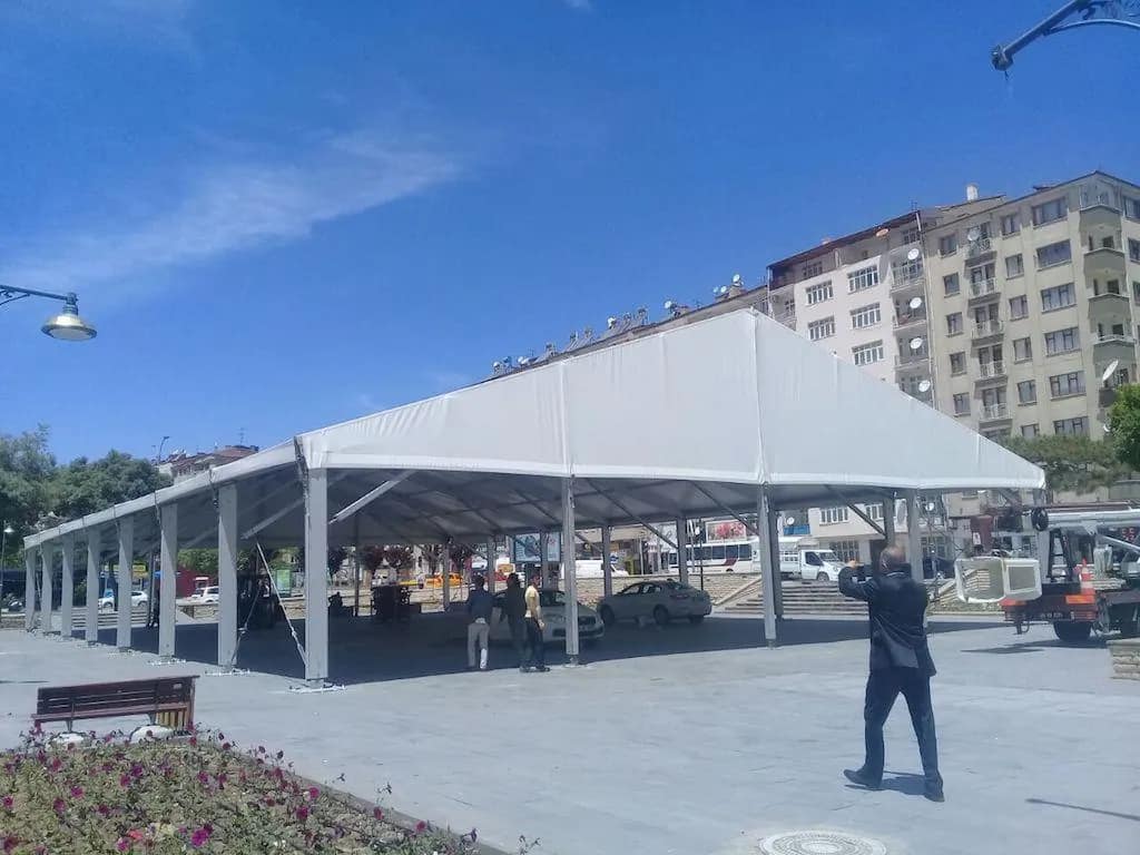Meydandaki iftar çadırının kurulum sırasında yandan görünümü