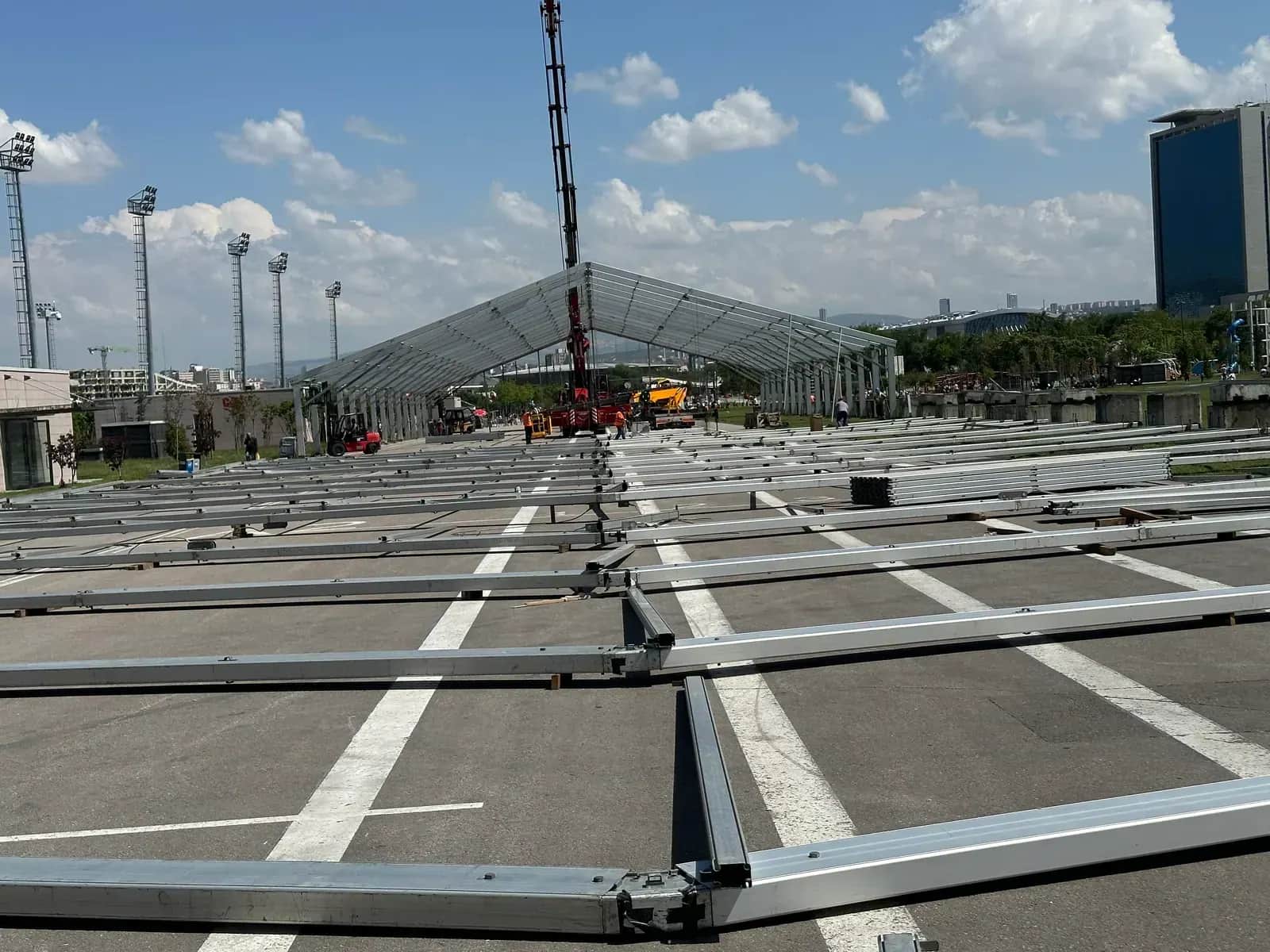 Asfalt zemine serilen çadır podyumunun karkası ve kurulum vinci