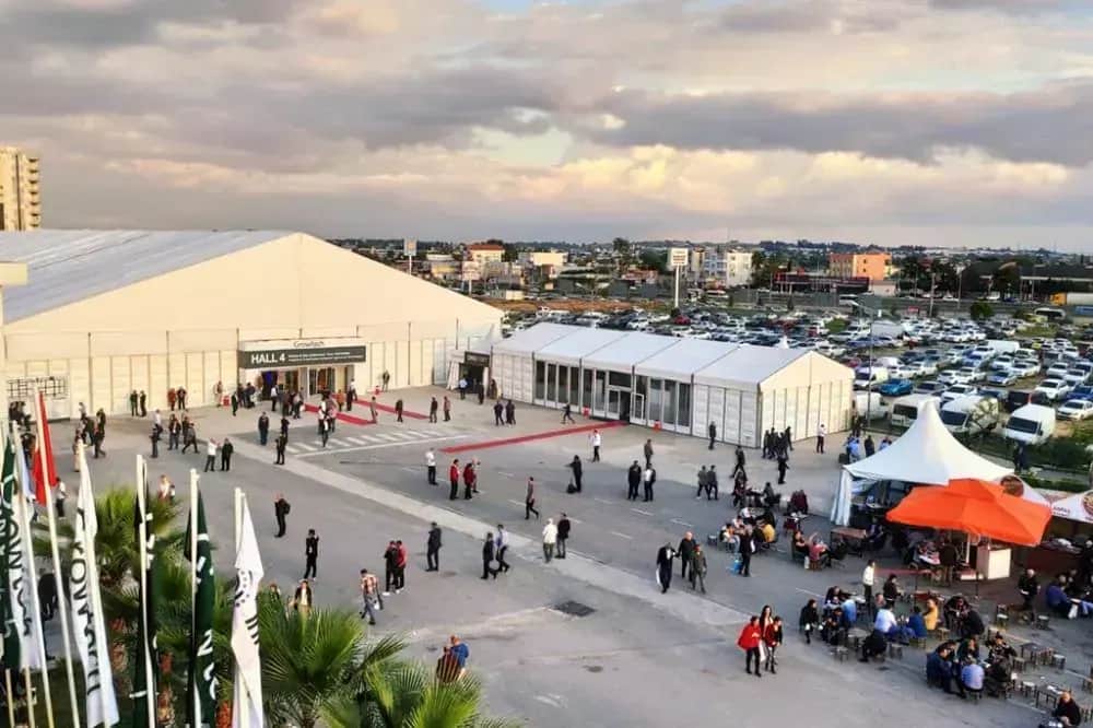 Growtech fuar alanı girişinin havadan görünümü, beyaz fuar çadırları ve ziyaretçi akışı