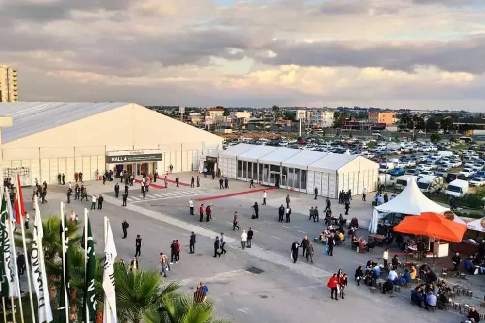 Growtech fuar alanı girişinin havadan görünümü, beyaz fuar çadırları ve ziyaretçi akışı