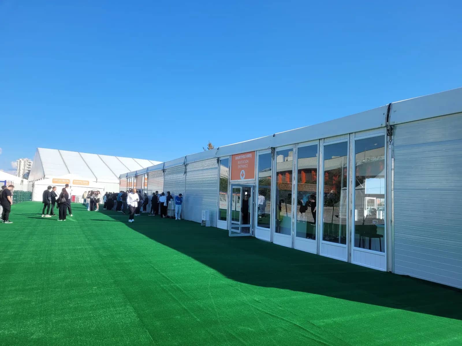 19. Growtech'te cam kapılı çadır cephesi ve suni çim kaplı ziyaretçi yolu