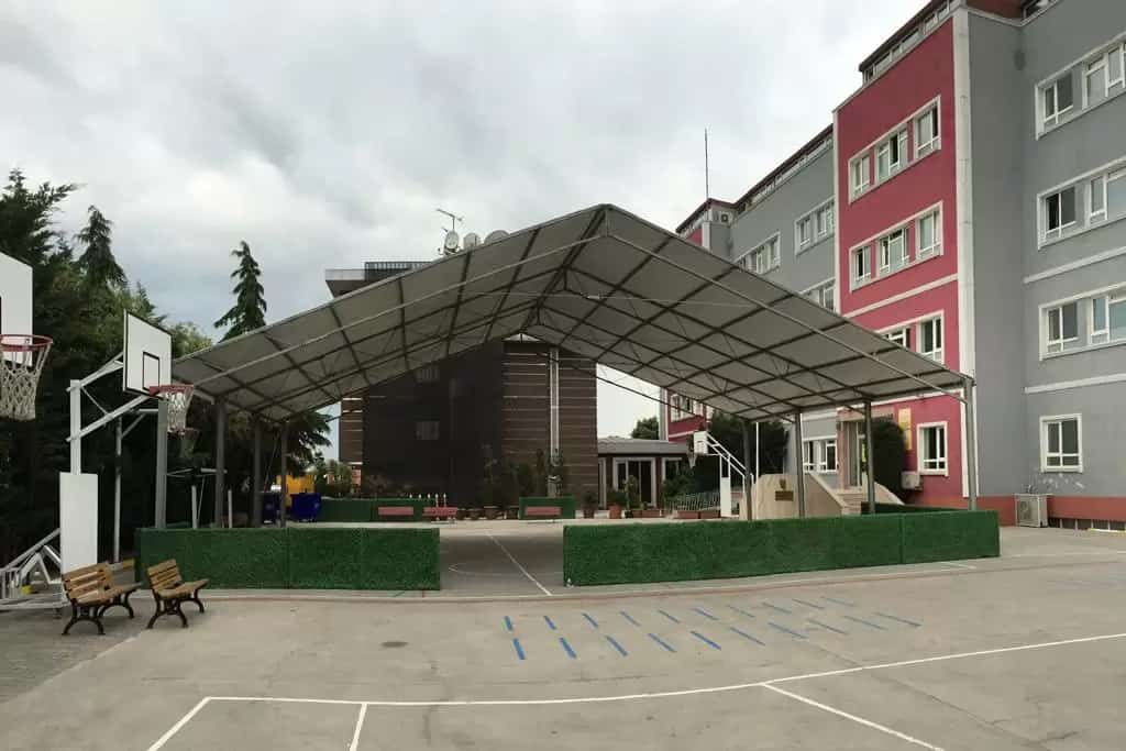 ASFA Koleji açık spor sahası üzerine kurulan çelik taşıyıcılı kapalı hacim