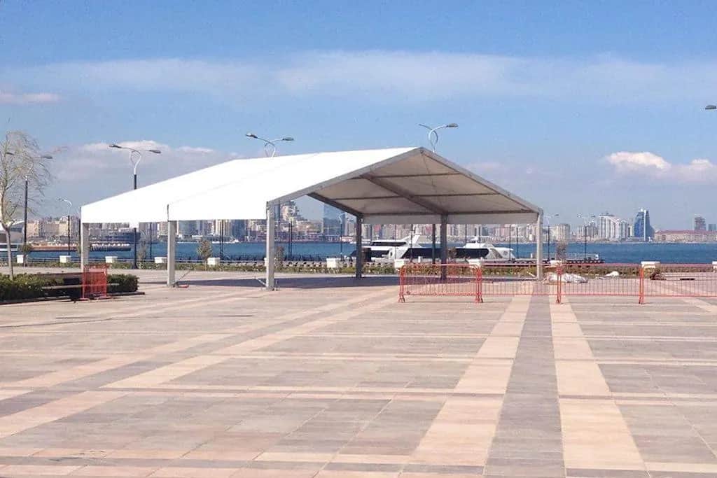 Deniz kenarındaki meydanda geniş açıklıklı kolonlu kanopi