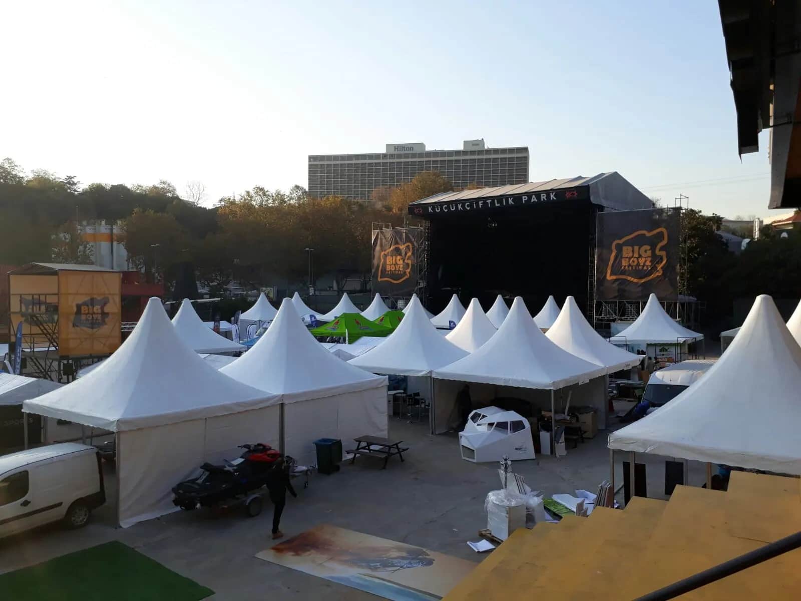 Küçükçiftlik Park'ta festival sahnesinin önünde sıralanmış beyaz pagoda çadırları