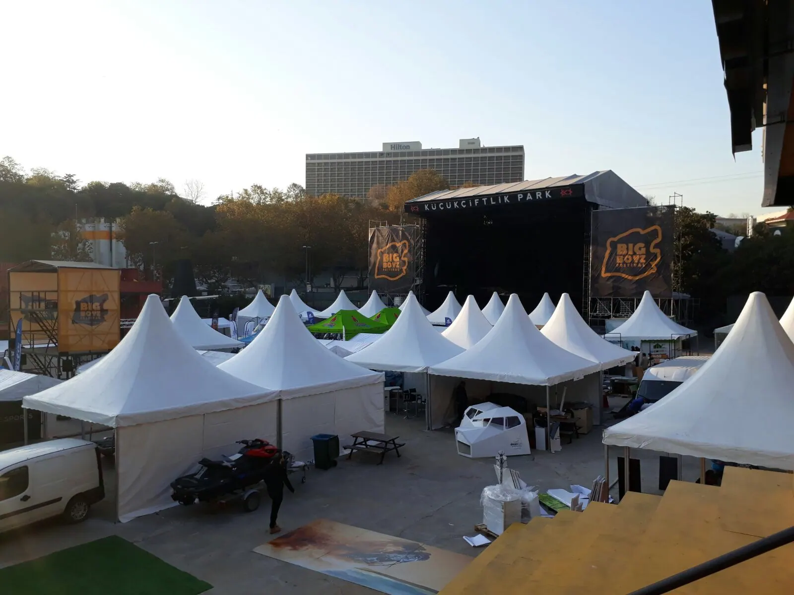 Küçükçiftlik Park'ta festival sahnesinin önünde sıralanmış beyaz pagoda çadırları