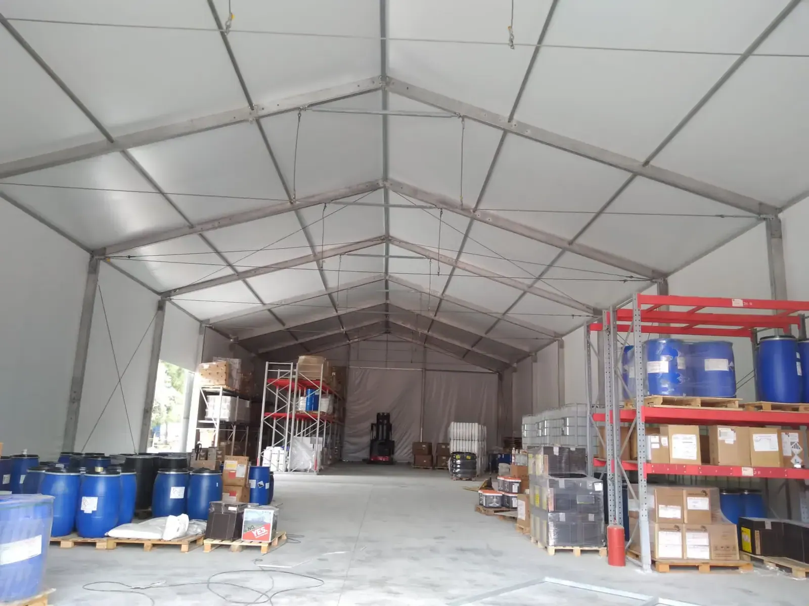 Coats depo çadırının içi: paletli raf sistemleri, variller ve forklift