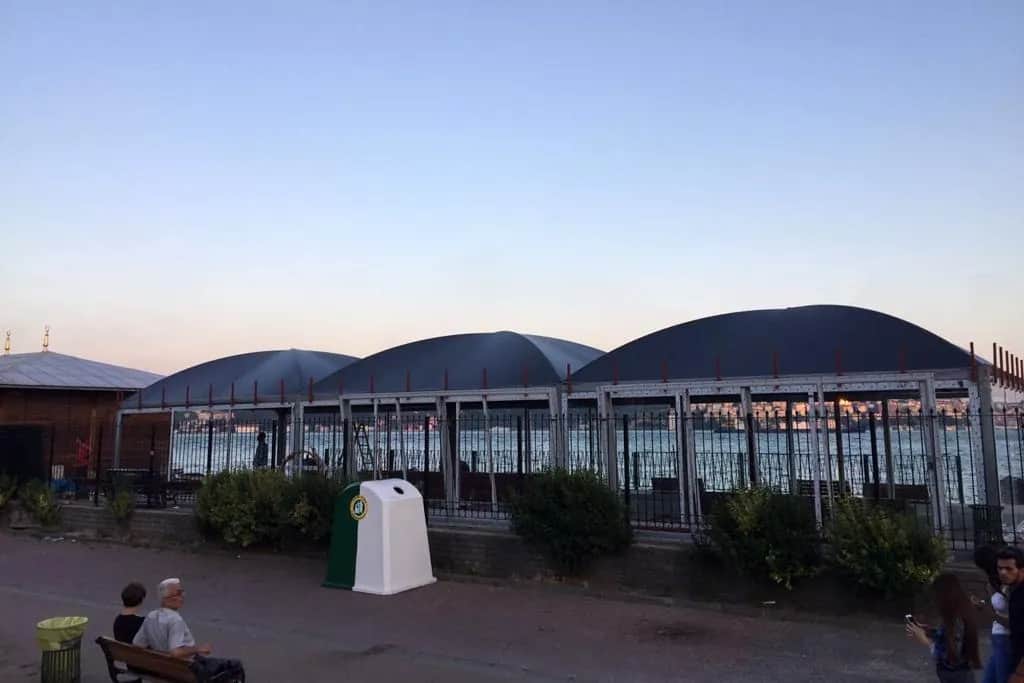 Akşam saatlerinde camlı, kemer çatılı iskele bekleme yapısı