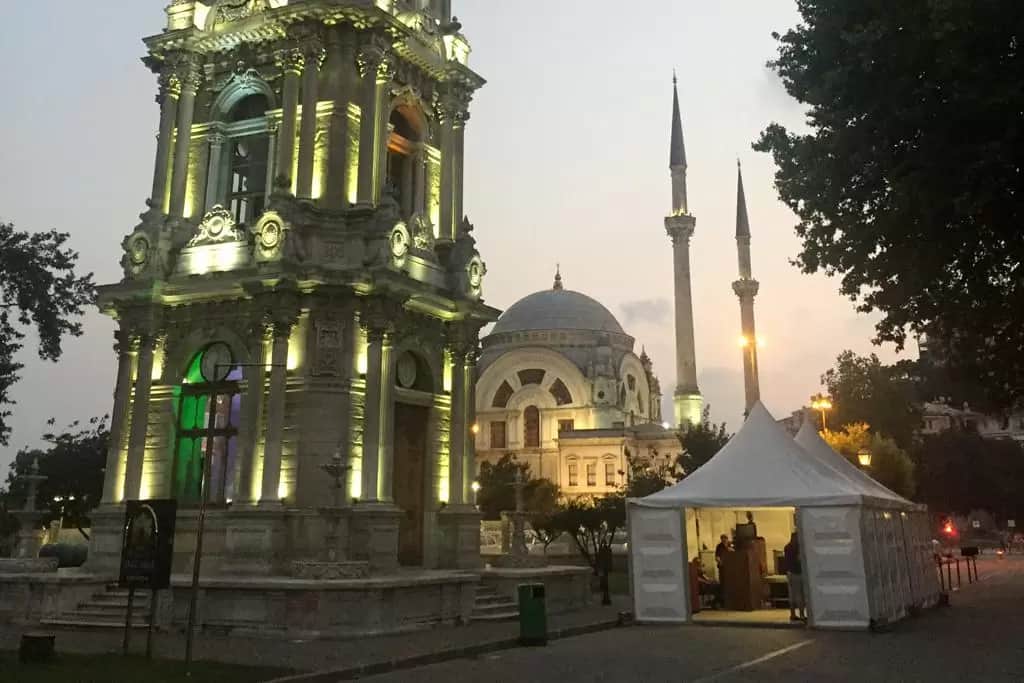 Akşam saat kulesi ve cami önünde kurulmuş küçük güvenlik çadırı