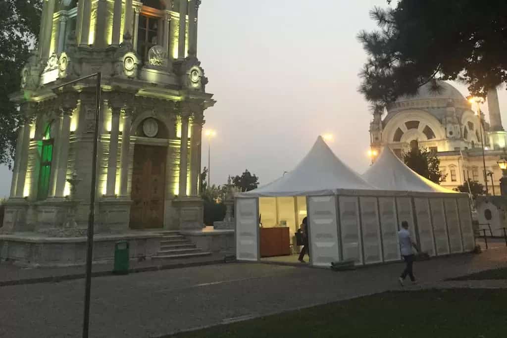 Dolmabahçe Sarayı girişinde güvenlik kontrol ve protokol yapısı