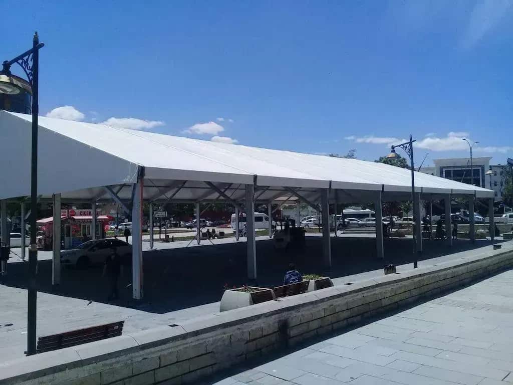 Meydana kurulmuş yanları açık iftar yapısının gündüz görünümü