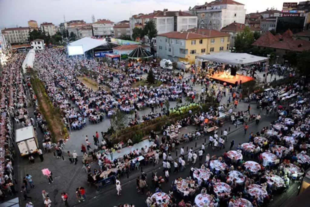 Havadan meydan görünümü: uzun iftar sofraları ve kalabalık