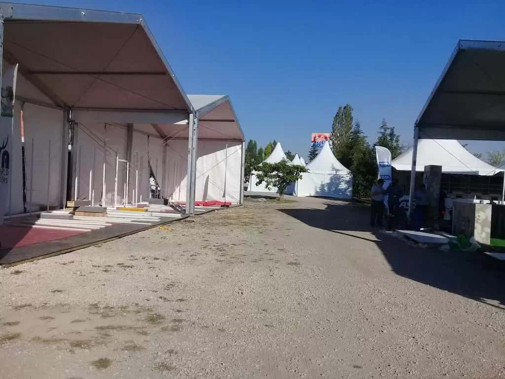 Eskişehir GAM fuar alanında sıralı stant çadırları ve arkada beyaz pagoda çadırlar