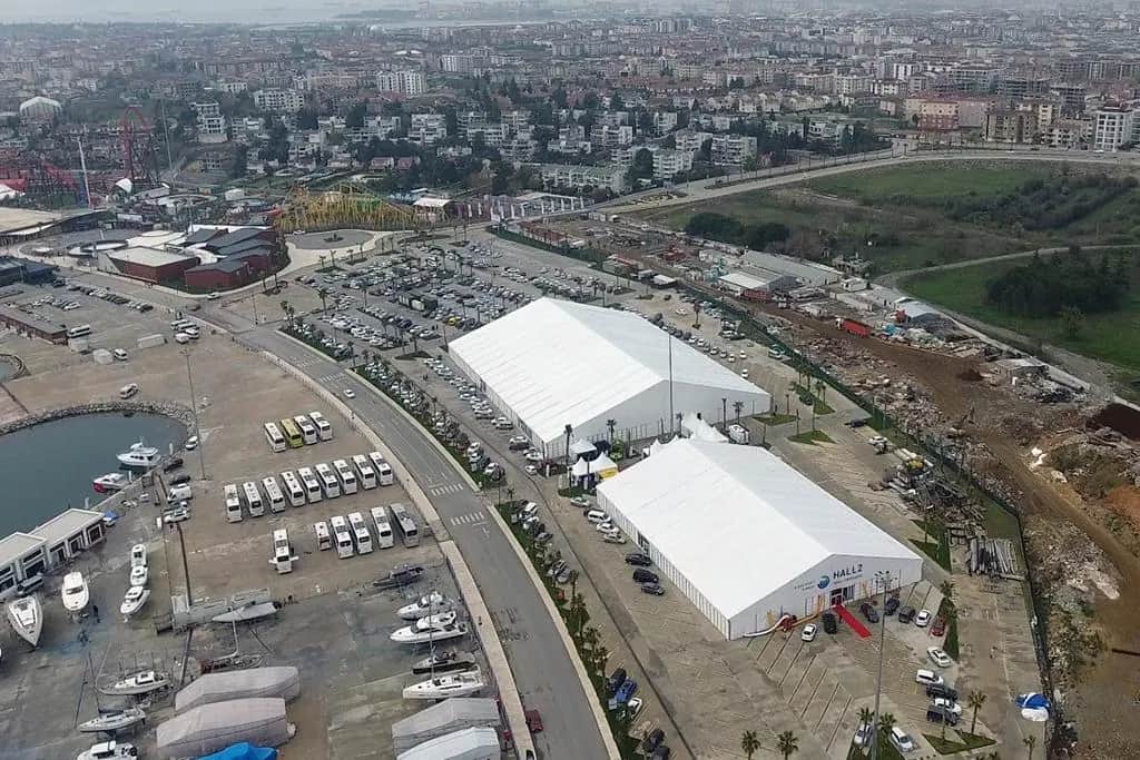 Havadan liman: rıhtım boyunca uzanan beyaz fuar çadırları