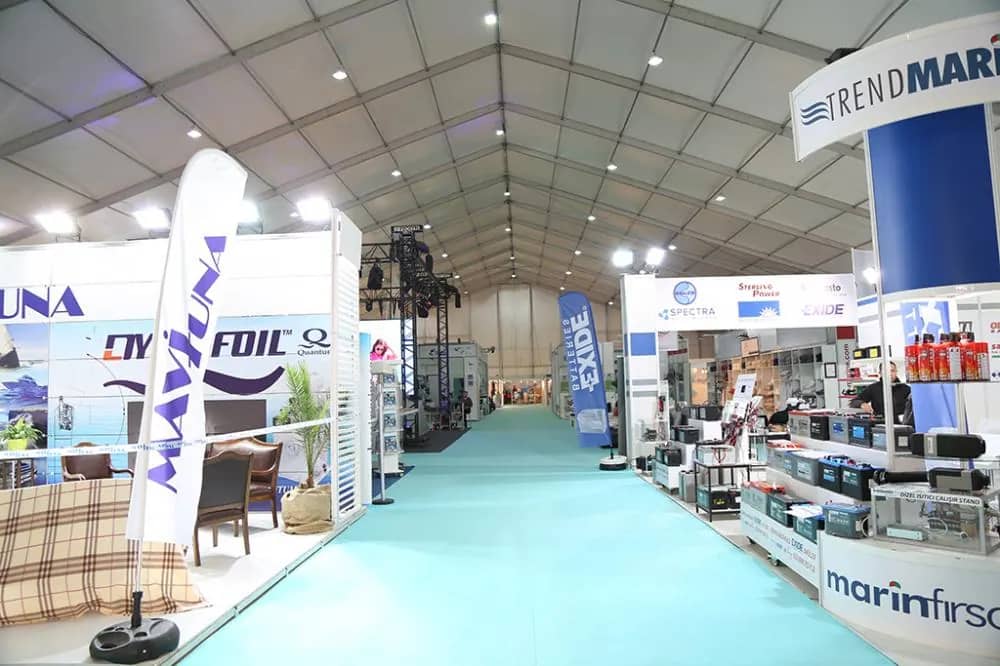 Fuar çadırının içinde stand koridoru ve marka kuleleri