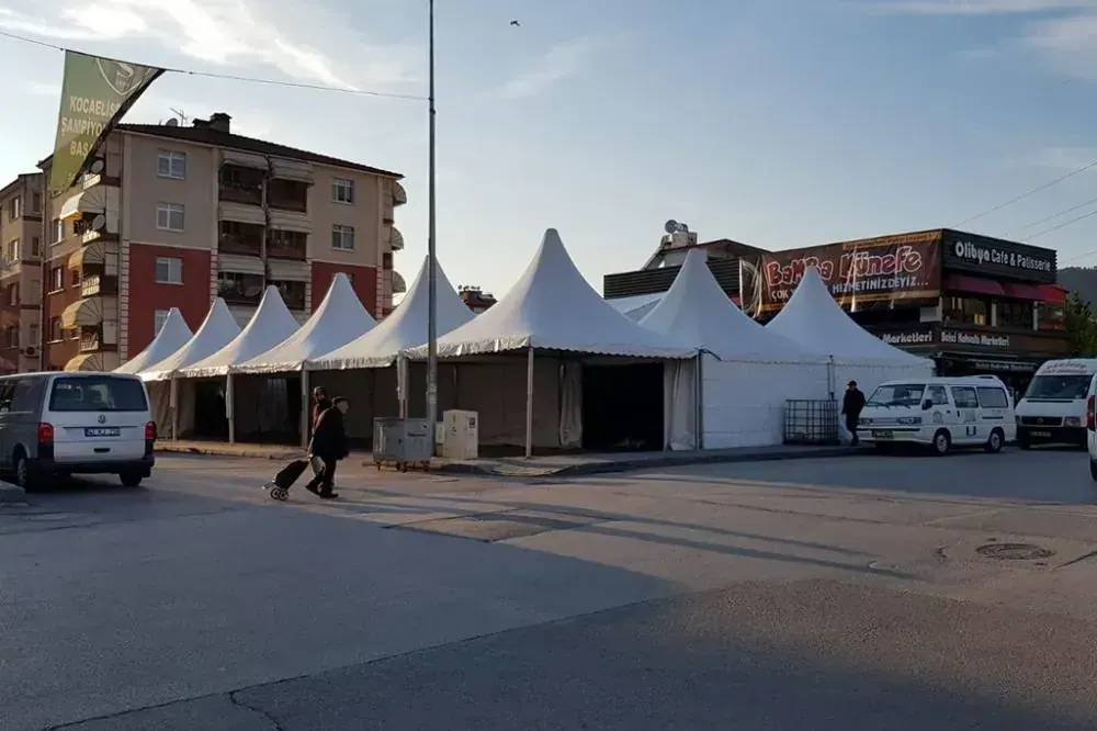 Sokak boyunca sıralanmış pagoda kermes çadırları