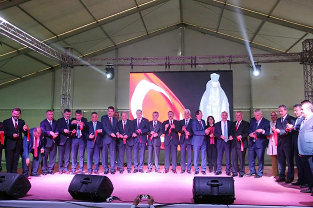 Etkinlik çadırında sahne, protokol sırası ve sahne aydınlatması