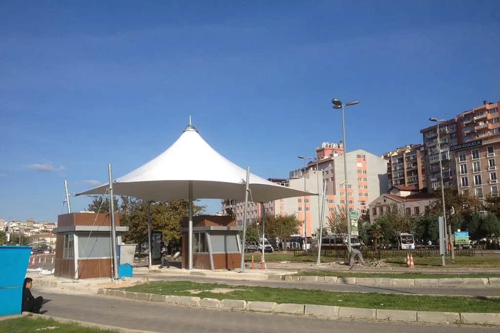 Cadde üzerinde membran gergi konik kanopi