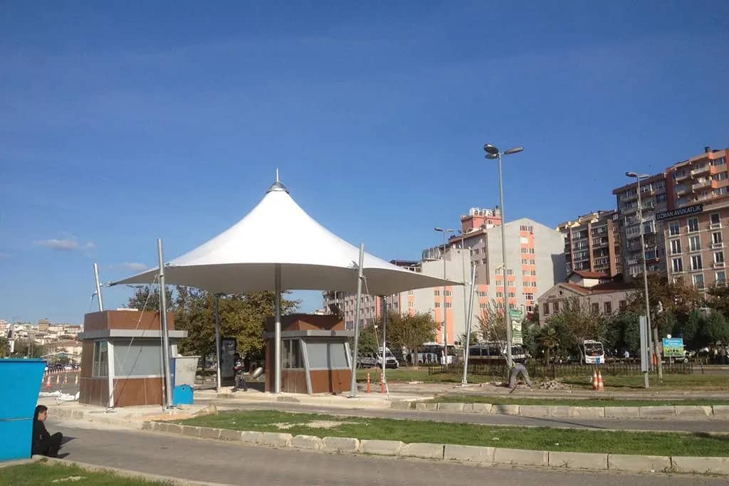Cadde üzerinde membran gergi konik kanopi