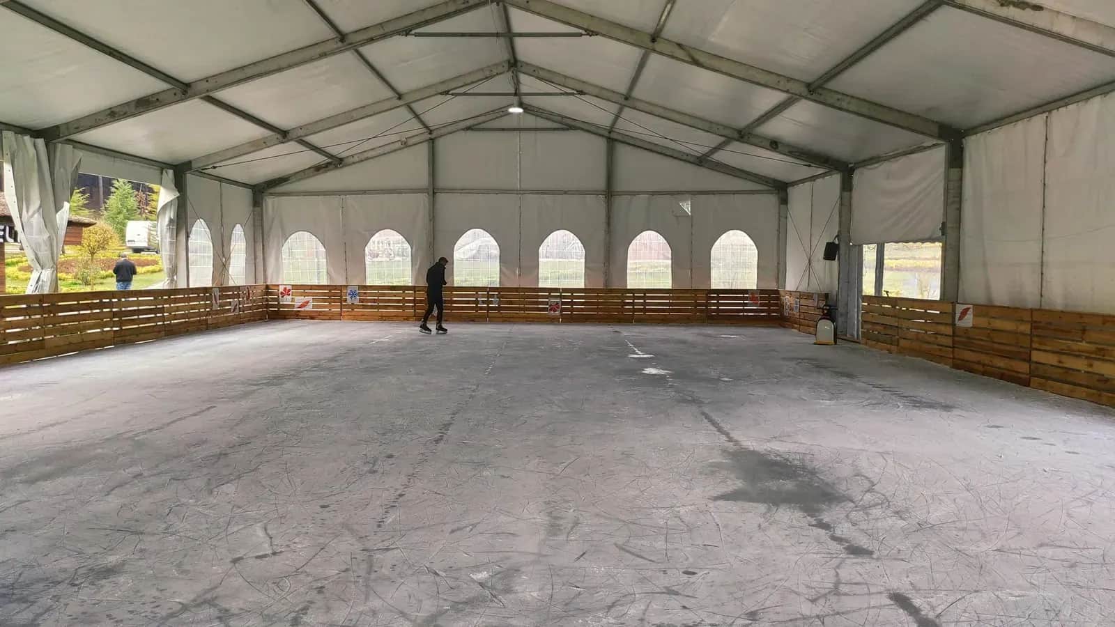 Kemer pencereli büyük çadırın boş iç mekânı