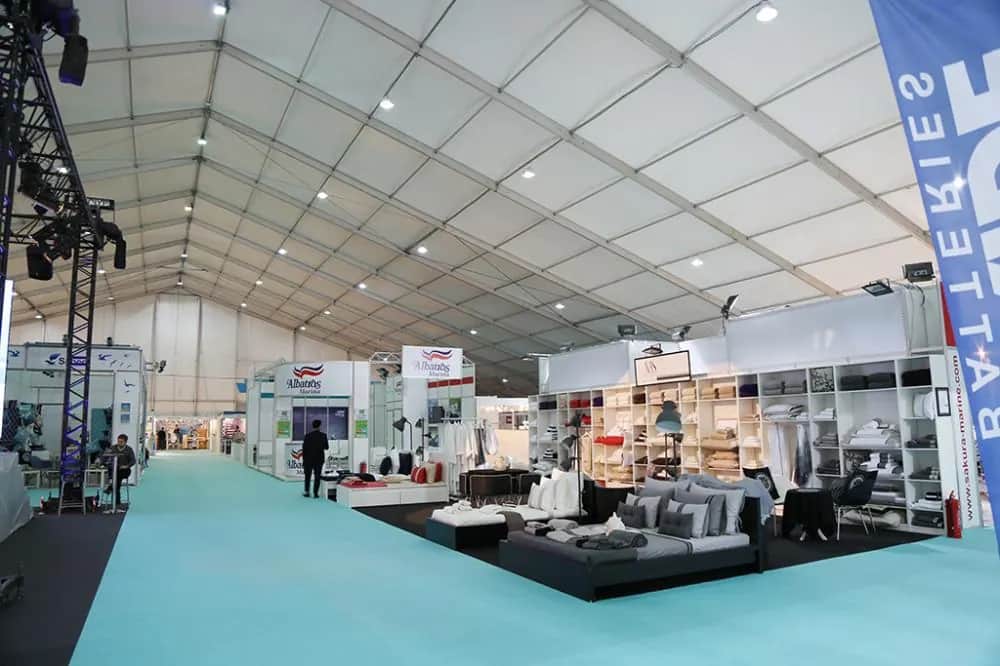 Boat Show çadırında turkuaz zeminli stand alanı