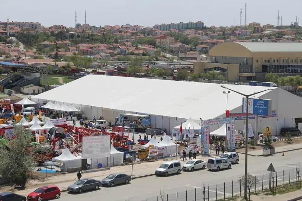 Havadan tarım fuarı alanı: geniş beyaz çadır ve sergilenen makineler