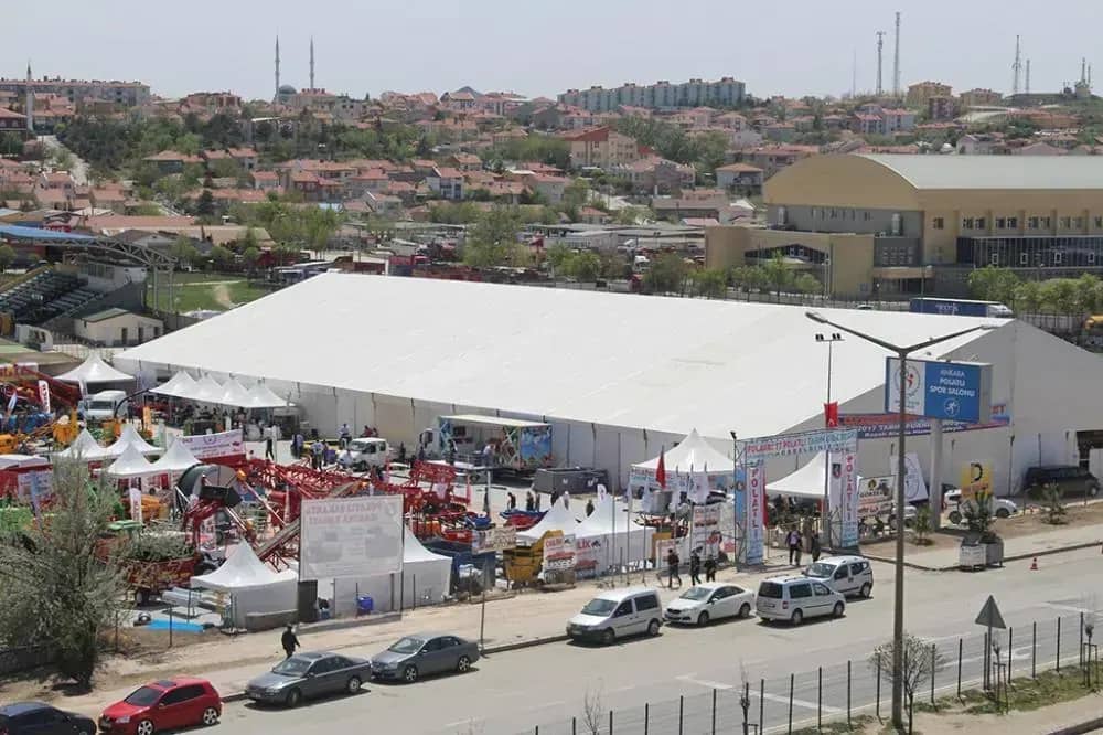 Havadan tarım fuarı alanı: geniş beyaz çadır ve sergilenen makineler