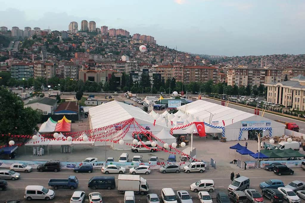 Havadan meydan görünümü: kırmızı-beyaz kermes çadırları