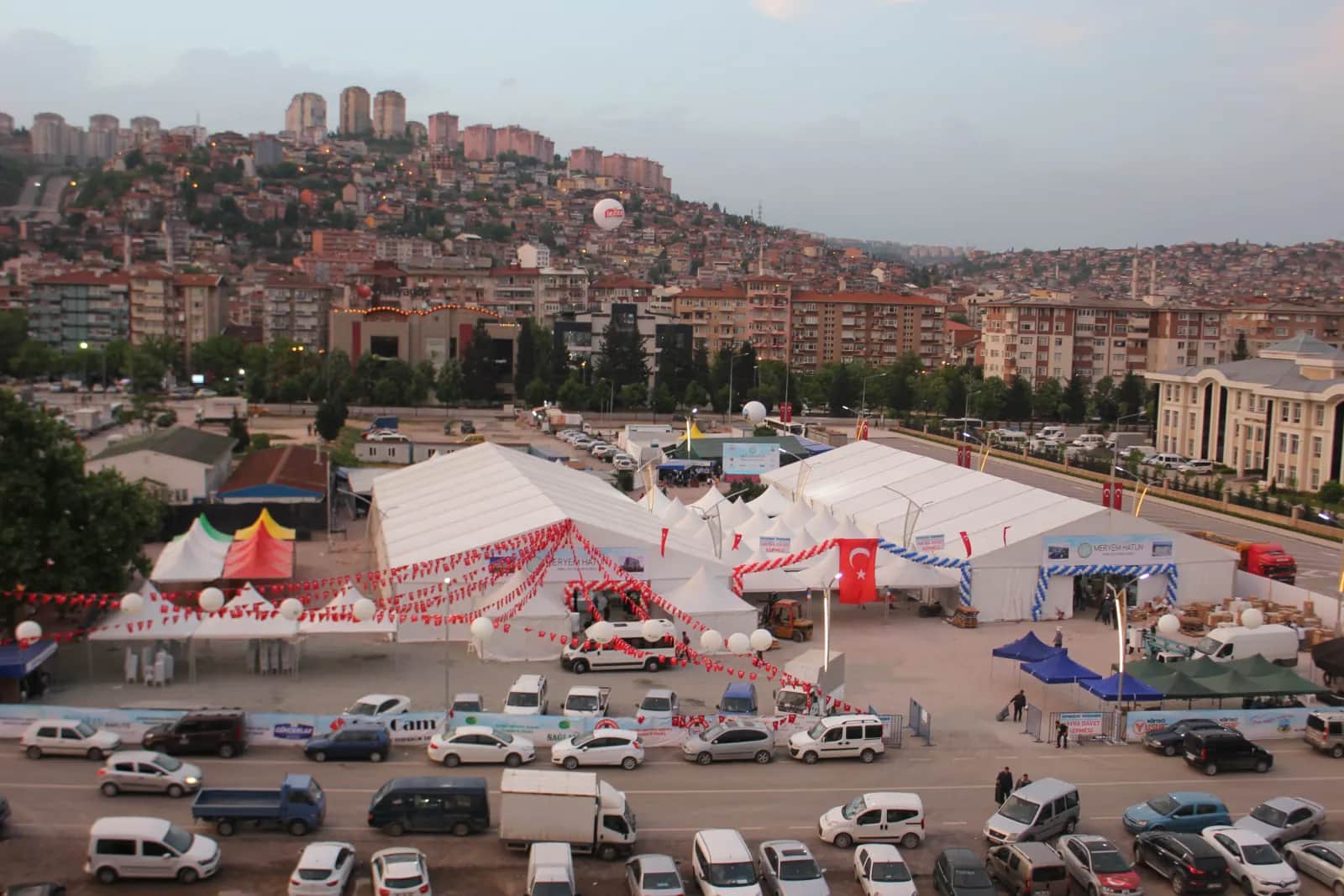 Havadan belediye etkinlik alanı ve kurulu çadır sıraları