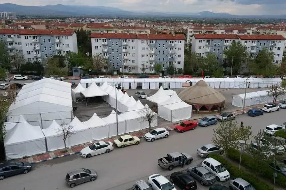Havadan konut bölgesinin önünde kurulmuş fuar çadırı ve pagodalar