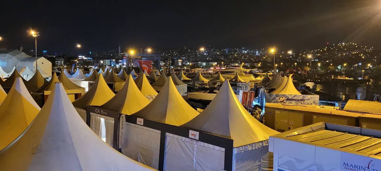 Gece boyunca aydınlatılmış sarı pagoda çadır dizisi