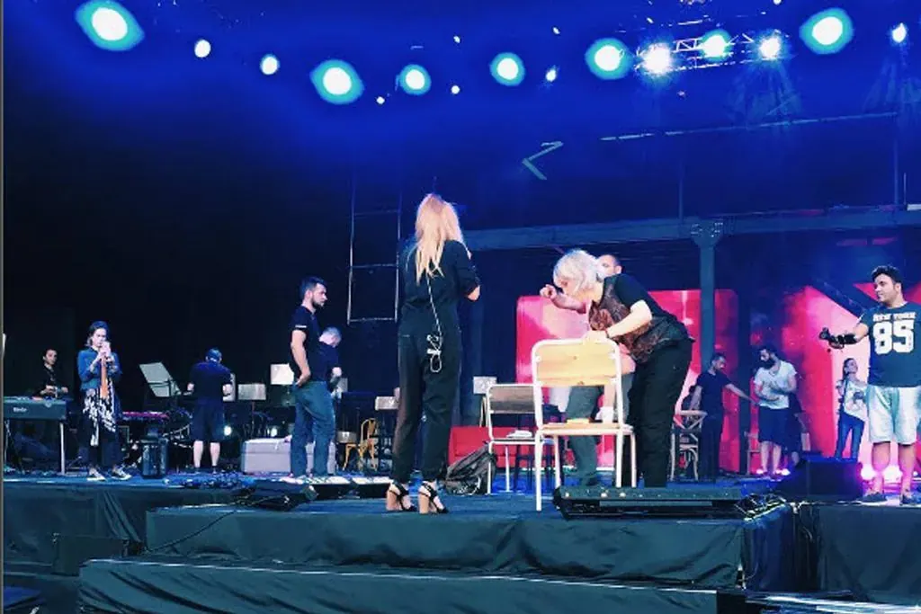 Konser sahnesi platformunda sanatçı ve teknik ekip