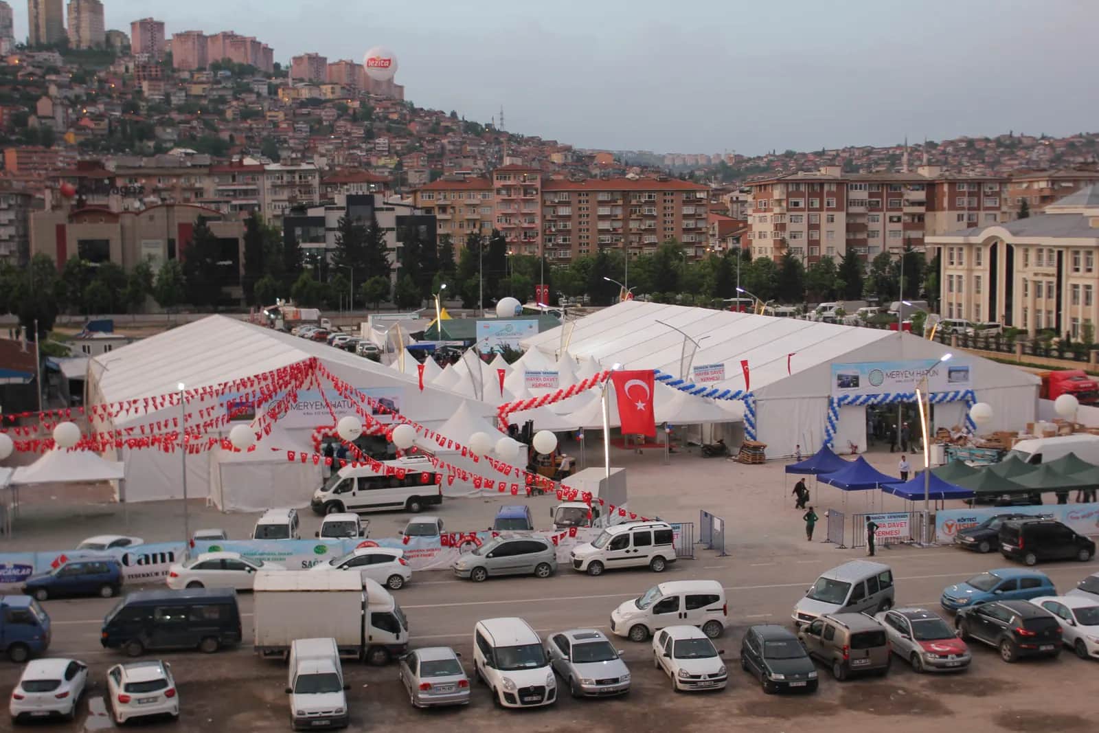 Havadan meydan görünümü: kırmızı-beyaz kurumsal etkinlik çadırları