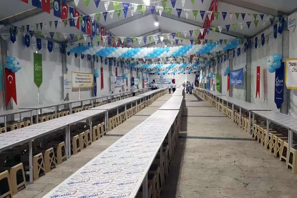 Sivas iftar çadırının iç mekânı: uzun masa düzeni ve servis koridoru