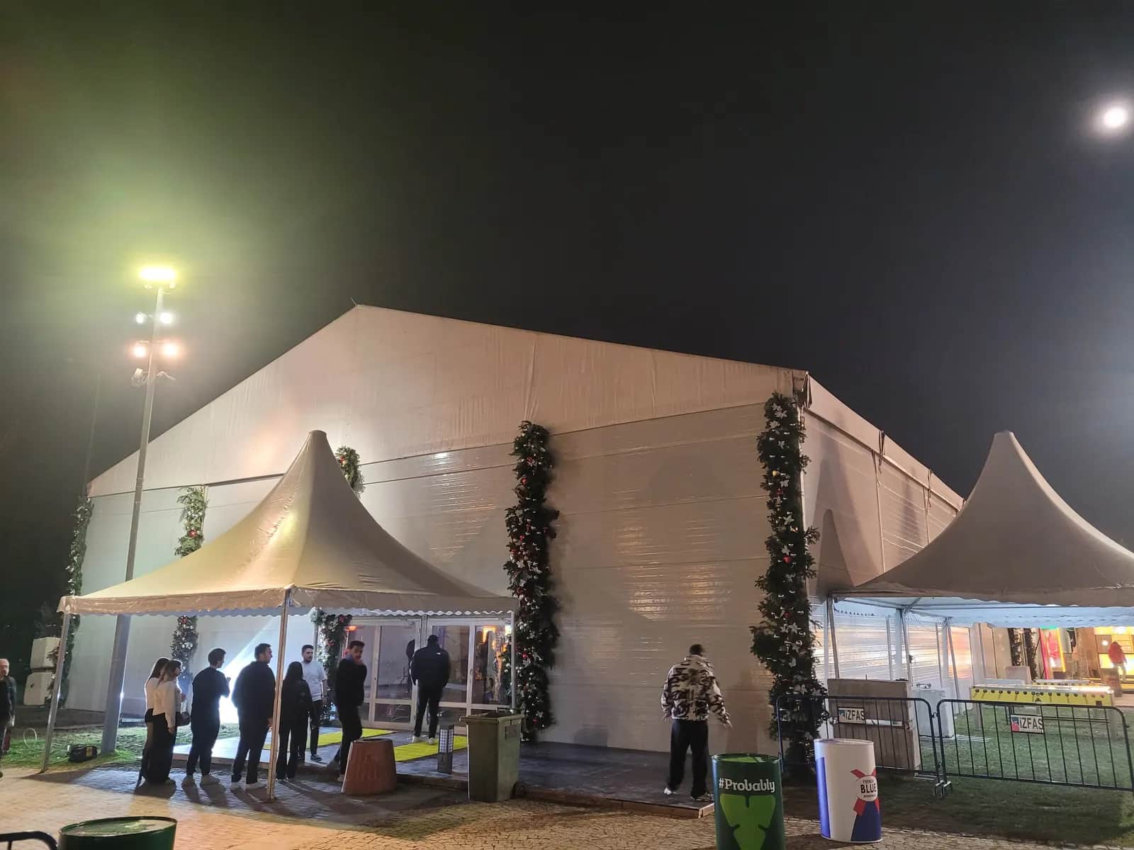 Gece kemer çatılı konser çadırının aydınlatılmış girişi
