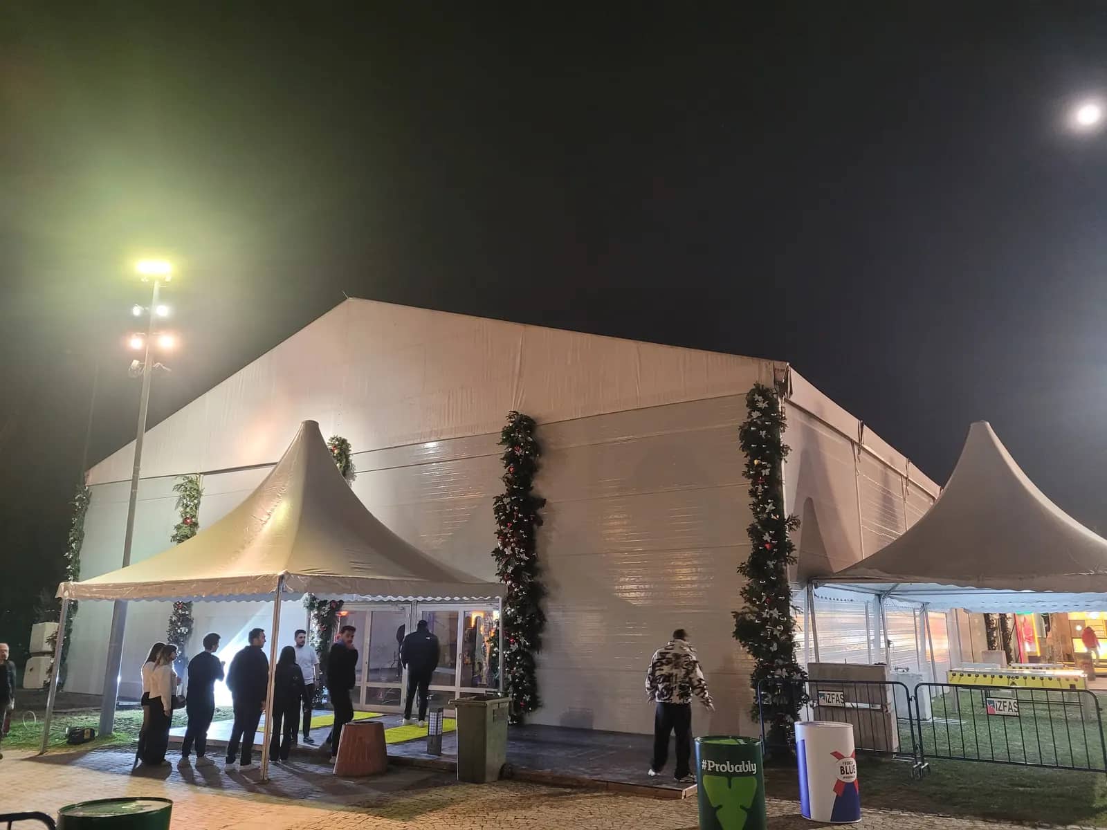 Gece kemer çatılı konser çadırının aydınlatılmış girişi